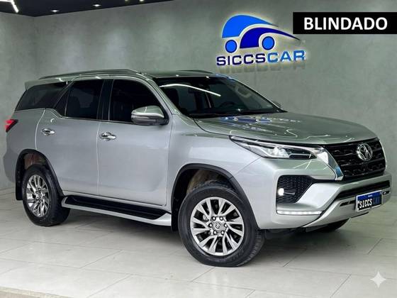 TOYOTA HILUX SW4 2.8 D-4D TURBO DIESEL SRX 7L 4X4 AUTOMÁTICO